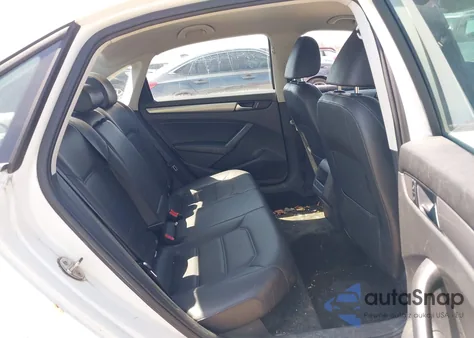 2015 Volkswagen Passat 1.8T Wolfsburg Edition z USA, uszkodzony, nr VIN 1VWAT7A31FC033803